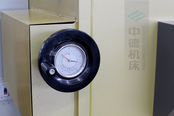 ZDG-832刀片間隙調(diào)節(jié)裝置，設(shè)置在機架前面，并有刻度顯示，調(diào)節(jié)方便.jpg